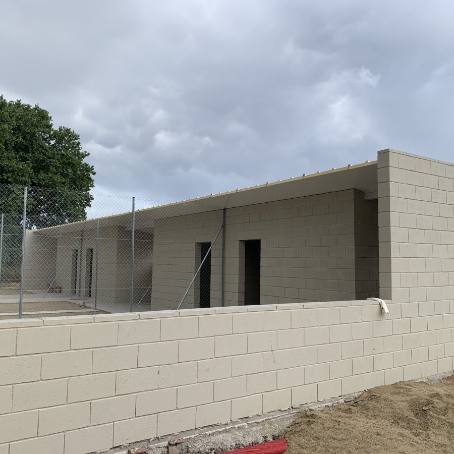 Exterior d'un edifici modular a base de blocs de formigó en construcció.