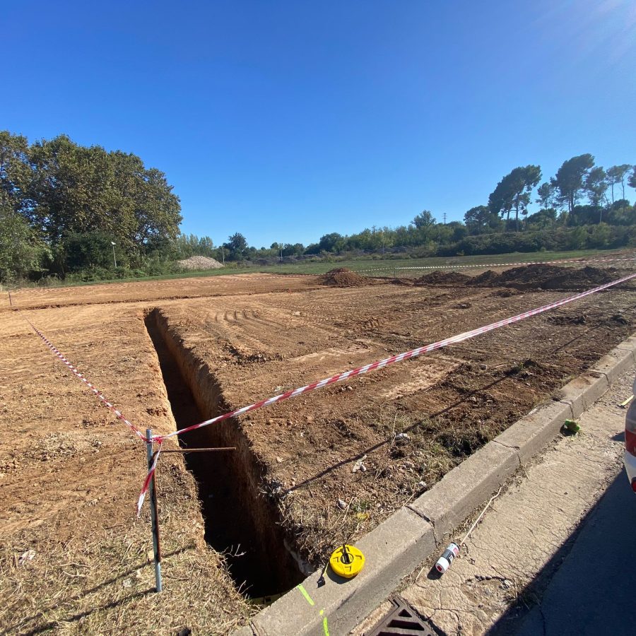 Esplanada a l'interior de la parcel·la amb una rasa per sanejament.