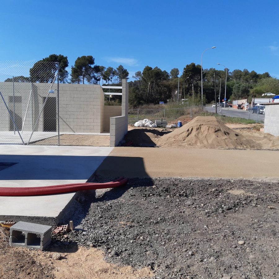 Detall d'acabats d'un recinte que s'ha d'utilitzar com a Refugi de Gats.