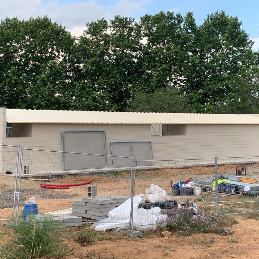 Exterior d'un edifici modular a base de blocs de formigó en construcció.